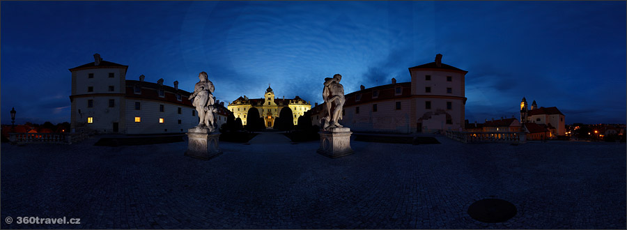 Play virtual tour - Hercules Statues in Night